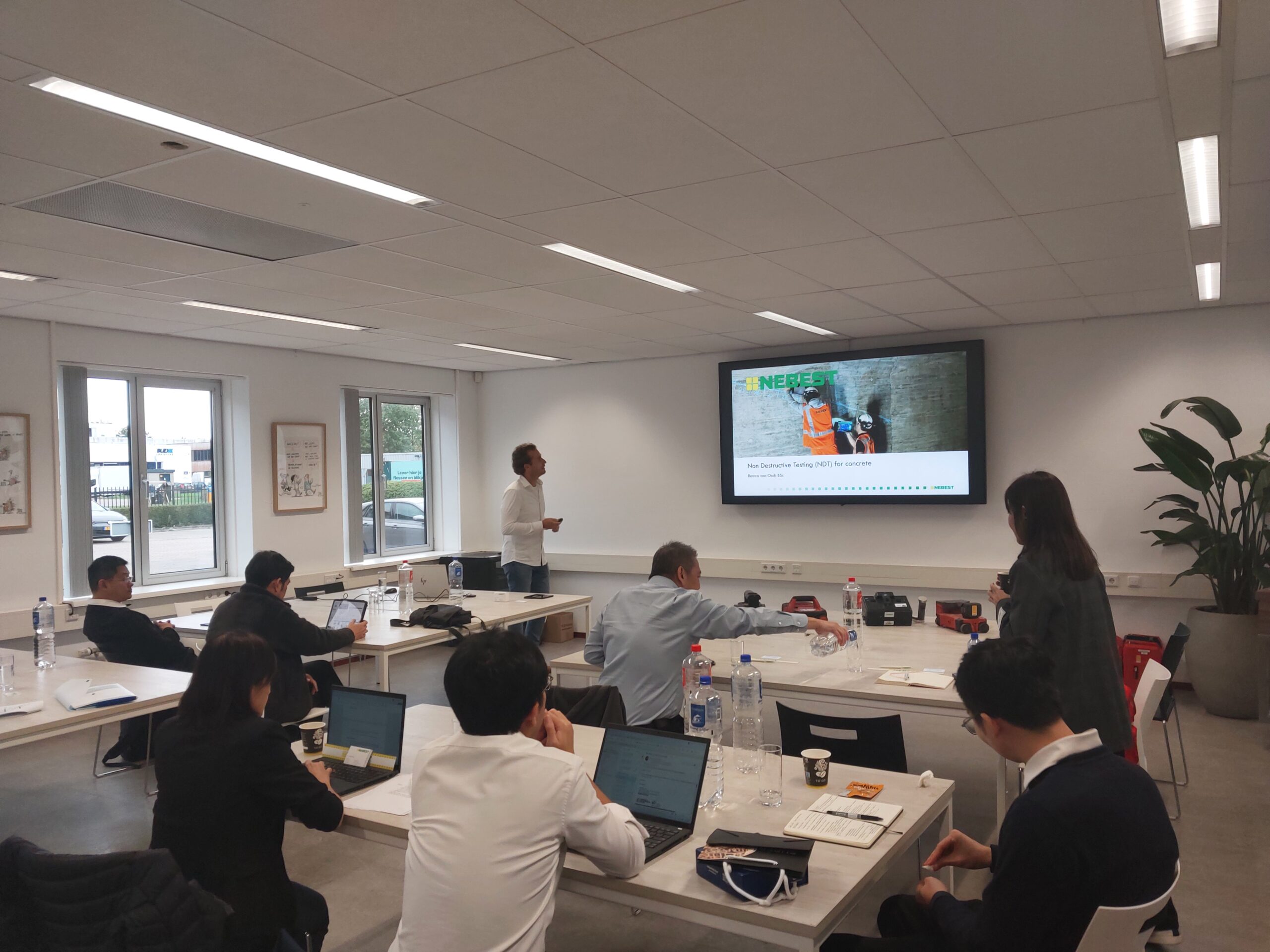 Internationaal bezoek bij Nebest: HDB, MND en BCA Singapore over de vloer