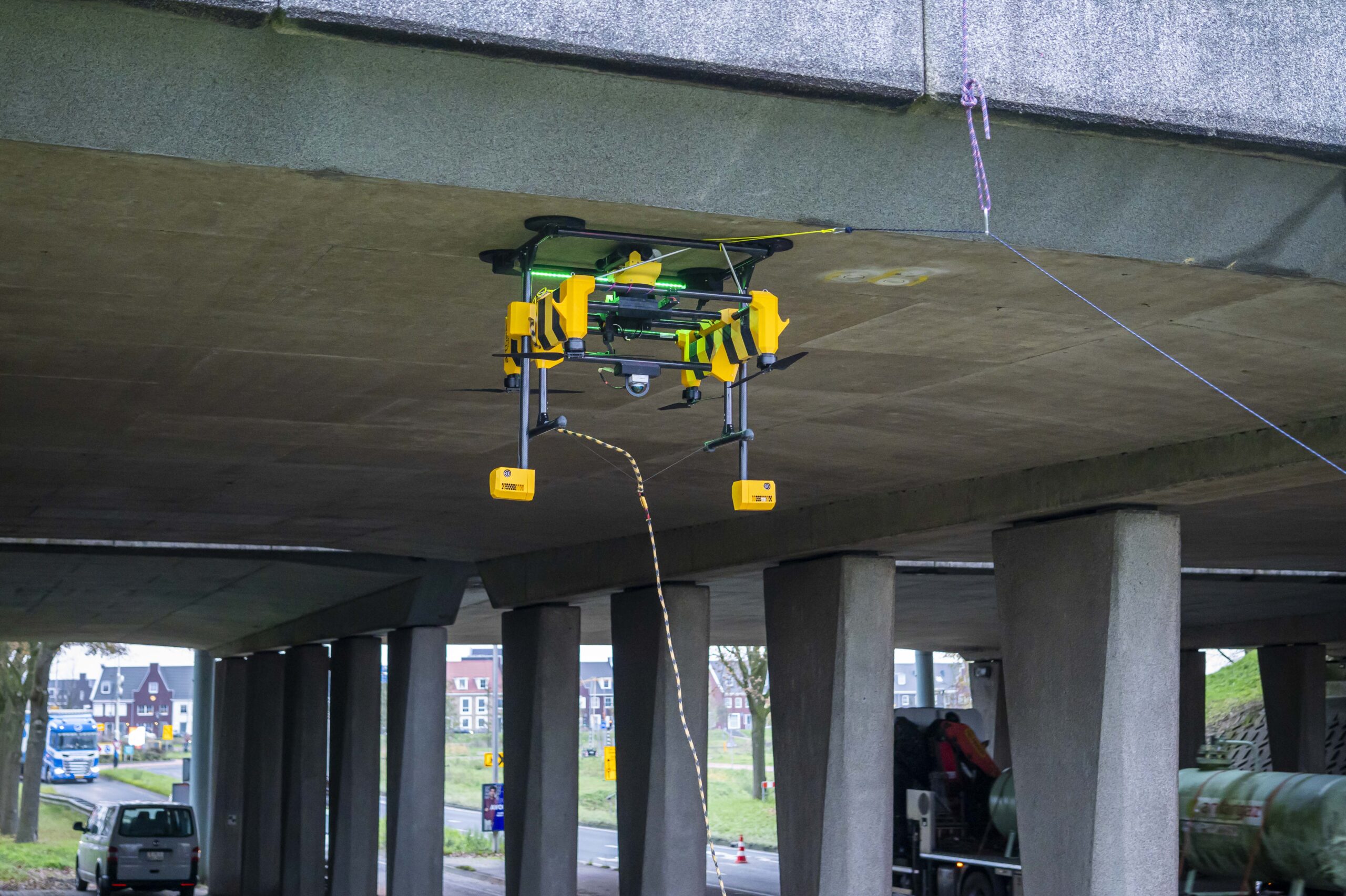 onderzoek aan een brug met een drone