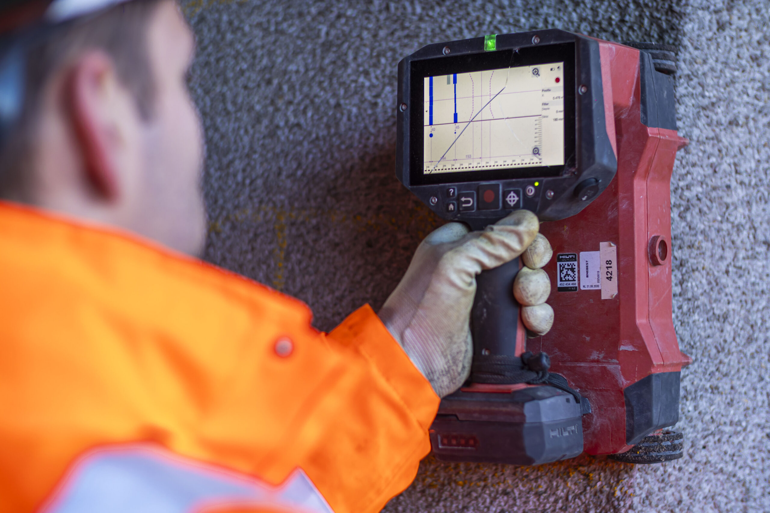 niet destructief onderzoek aan een brug met behulp van specialistische meetapparatuur