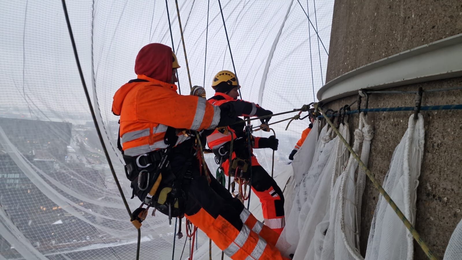 onderhoud in uitvoering aan de euromast