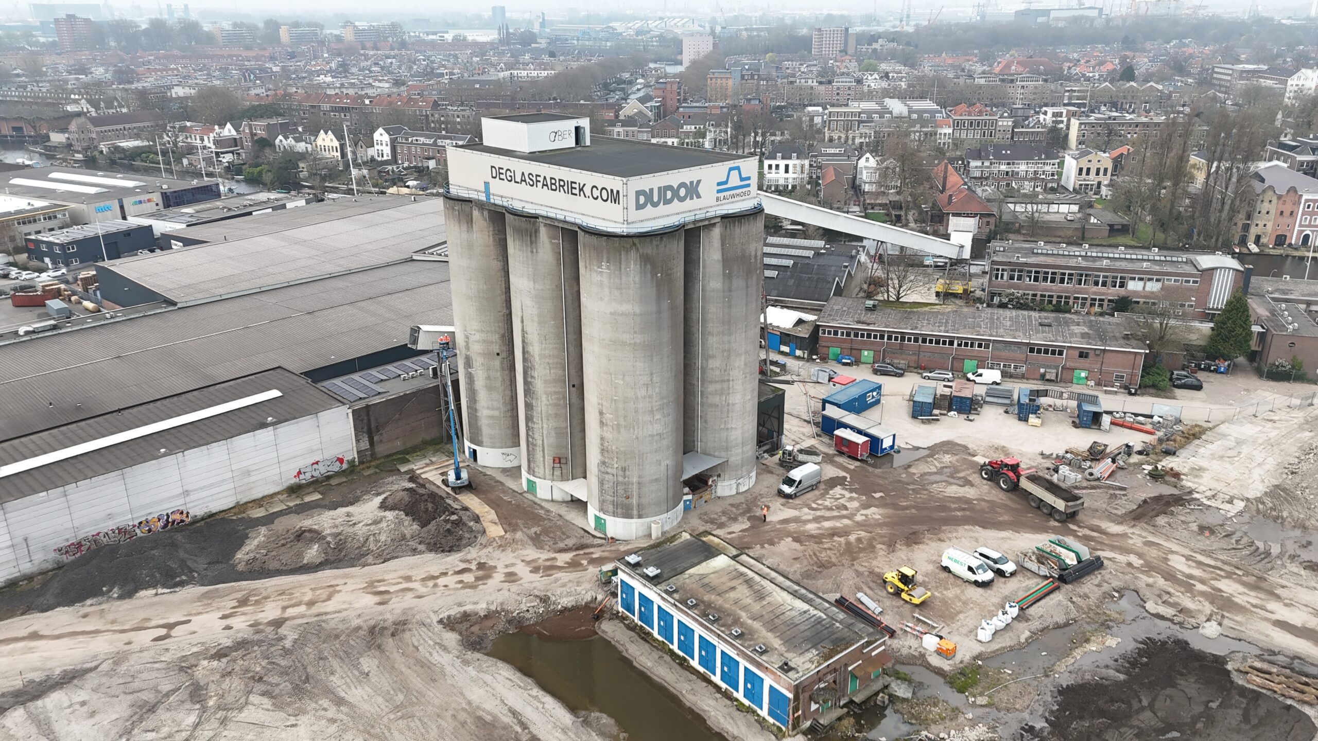 overzichtsfoto van de glasfabriek