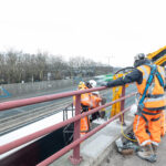 Nebest onderzoekers aan het werk aan brug over de noord