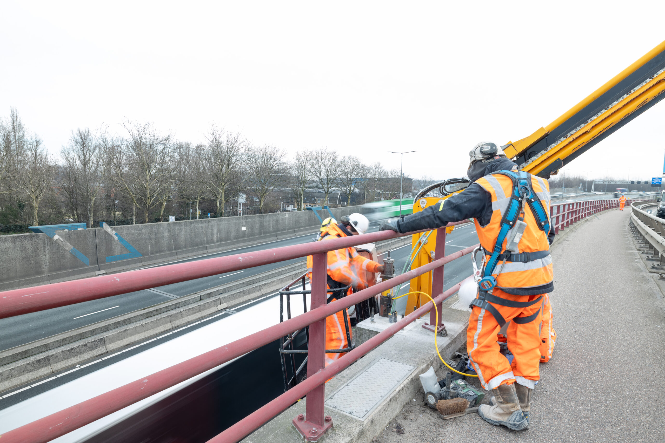 Nebest onderzoekers aan het werk aan brug over de noord