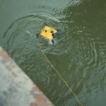 nebest rov in het water voor een inspectie van de beatrixsluizen